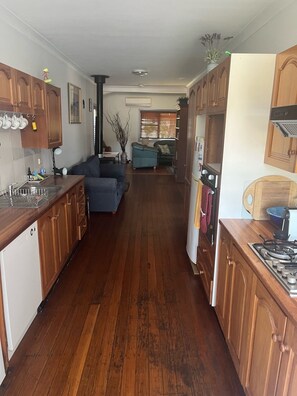 Kjøleskap, mikrobølgeovn, ovn og oppvaskmaskin