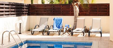 Außenpool, Liegestühle