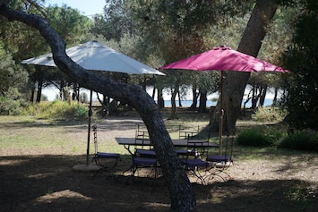 Table extérieure, vue sur l'Etang