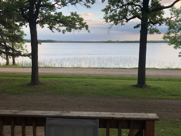 Vista al lago con una mesa de picnic al frente.