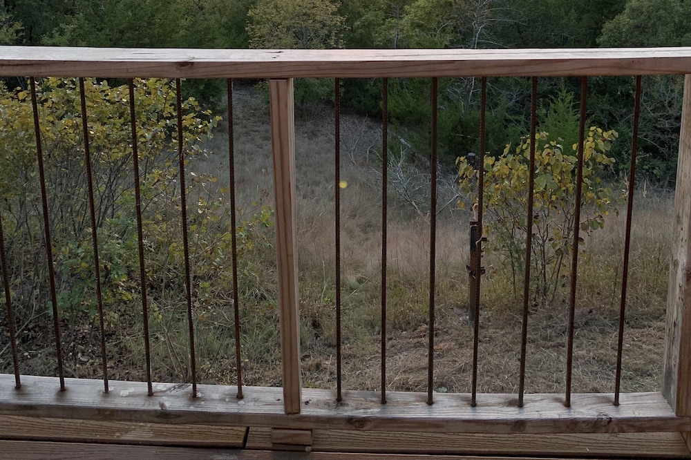 Arbuckle Lake House. Sleep 7+. Great deck for outdoor enjoyment.