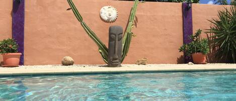 Utomhuspool och solstolar