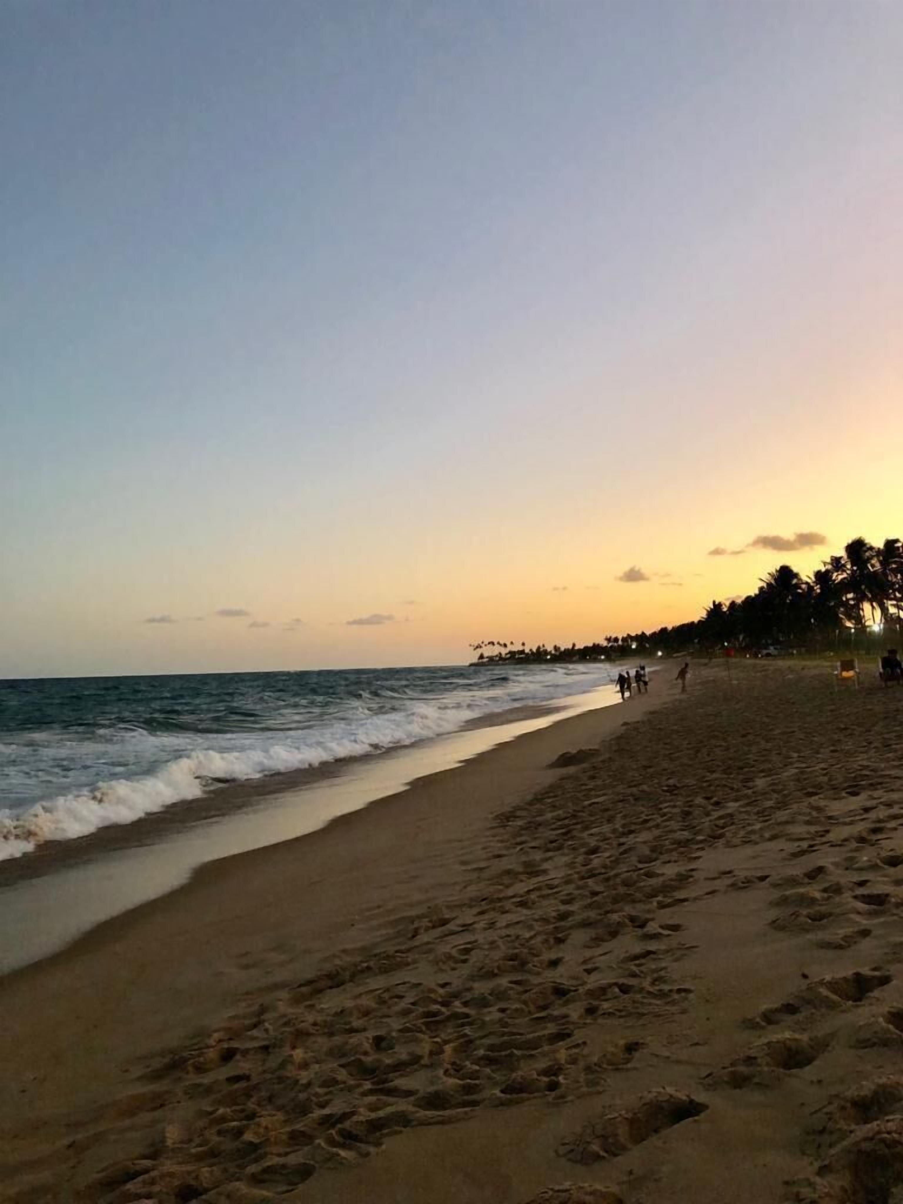 Na praia, espreguiçadeiras, toalhas de praia 