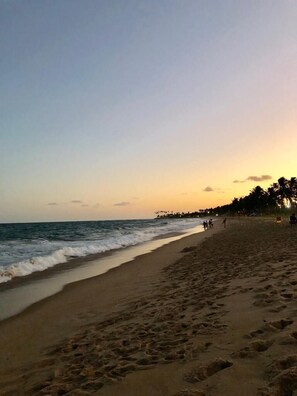 Na praia, espreguiçadeiras, toalhas de praia