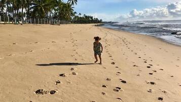 En la playa, camastros y toallas de playa