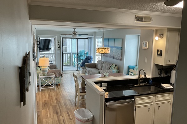 Comfortale living area with an easy to use kitchen and a table for 6