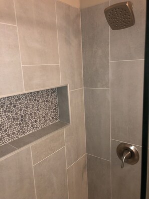 Ducha y bañera combinadas, secador de pelo, toallas y jabón