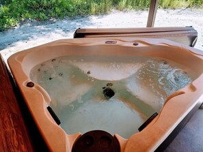 Outdoor spa tub - KM Ranch Hideaway Cabin (Whitefish)