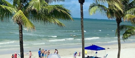 Na praia, espreguiçadeiras