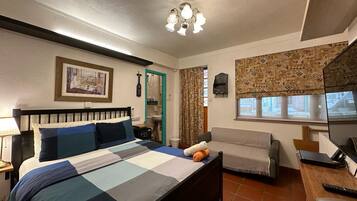 Standard-Doppelzimmer, 1 Queen-Bett, Balkon | Zimmersafe, individuell dekoriert, individuell eingerichtet