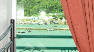 Kamar Double Deluks, 1 Tempat Tidur Queen, balkon, pemandangan teluk | Brankas dan didekorasi berbeda-beda