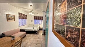 Quarto casal standard, 1 cama Queen, cozinha americana | Área de estar