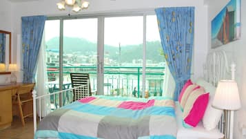 Deluxe tweepersoonskamer, 1 queensize bed, balkon, uitzicht op baai | Een kluis op de kamer, individueel gedecoreerd, individueel gemeubileerd