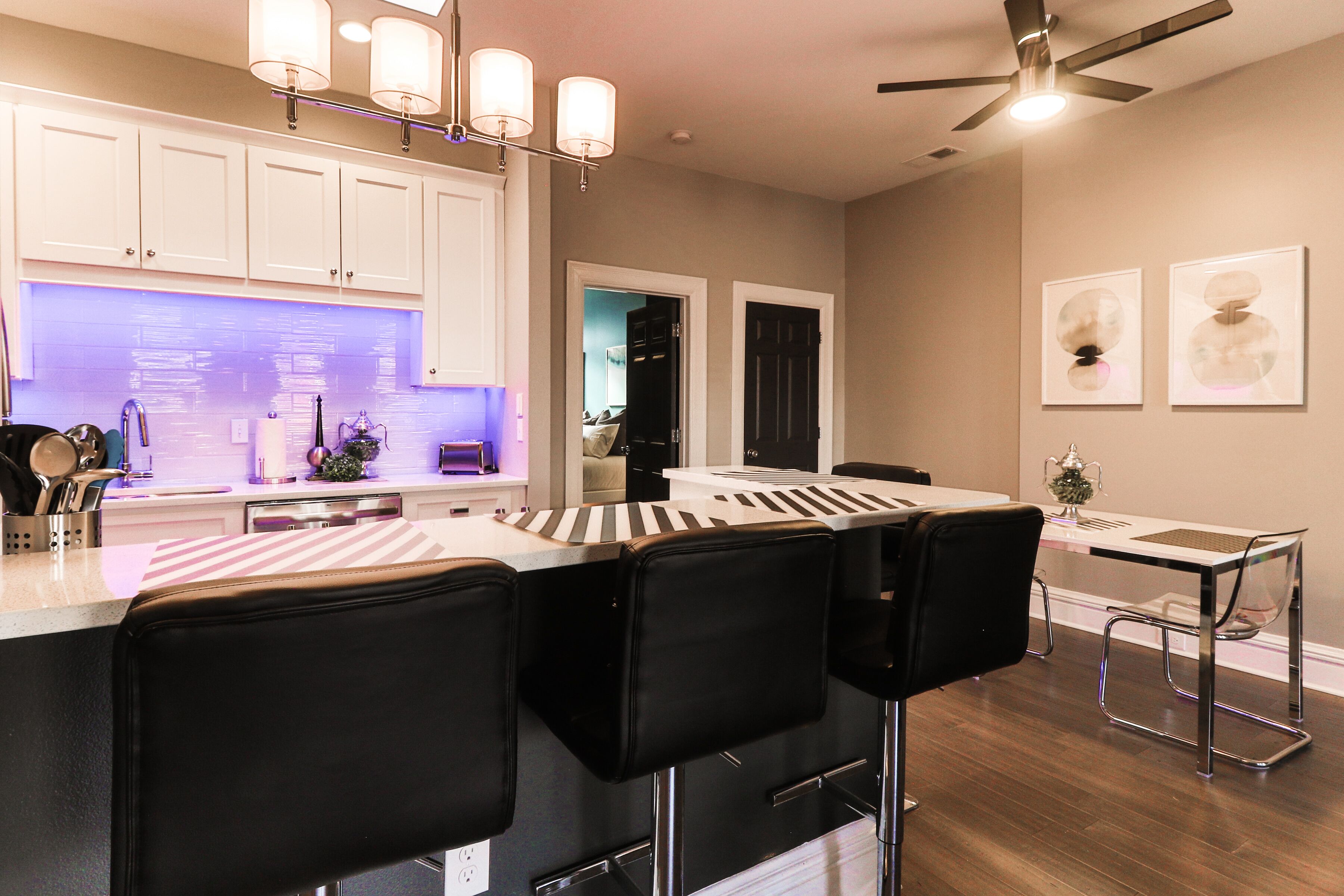 Luxury Apt w/ Spectrum Mood Lighting - Historic Cherokee Street Antique Row