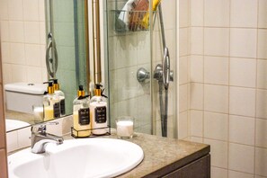 Een haardroger, handdoeken, zeep, shampoo