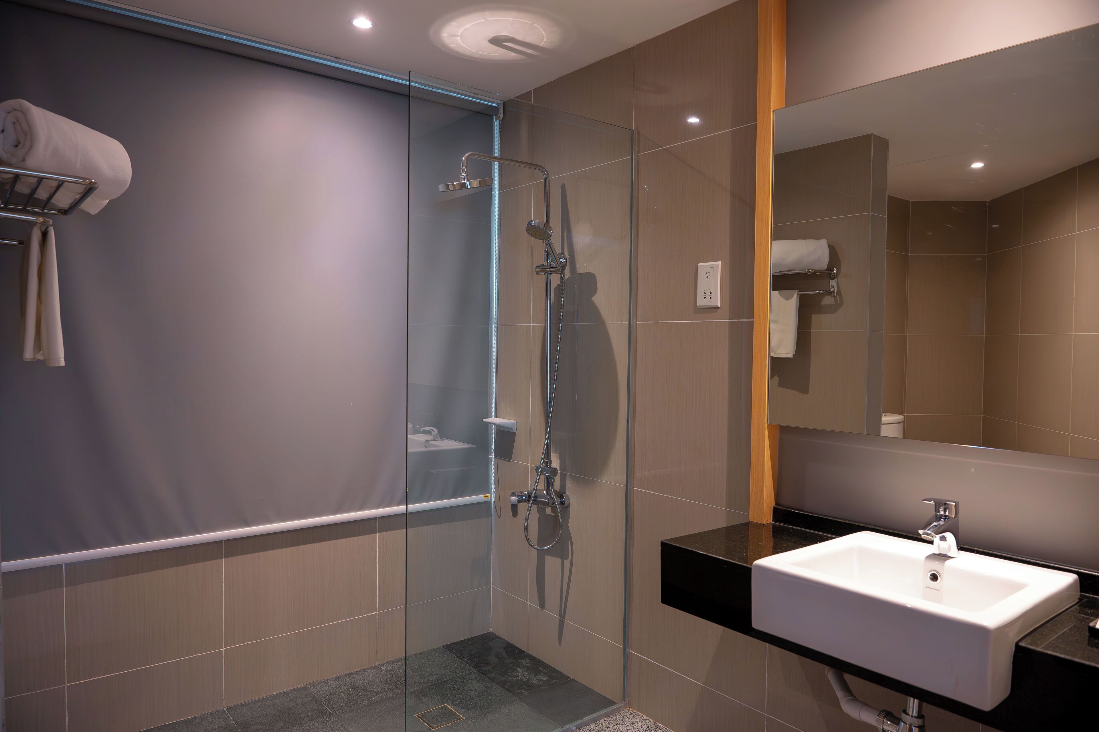 shower, rainfall showerhead, free toiletries, hair dryer