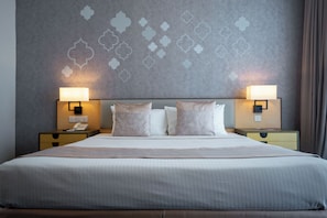 Habitación Deluxe con 1 cama matrimonial o 2 individuales | Ropa de cama de alta calidad y minibar 