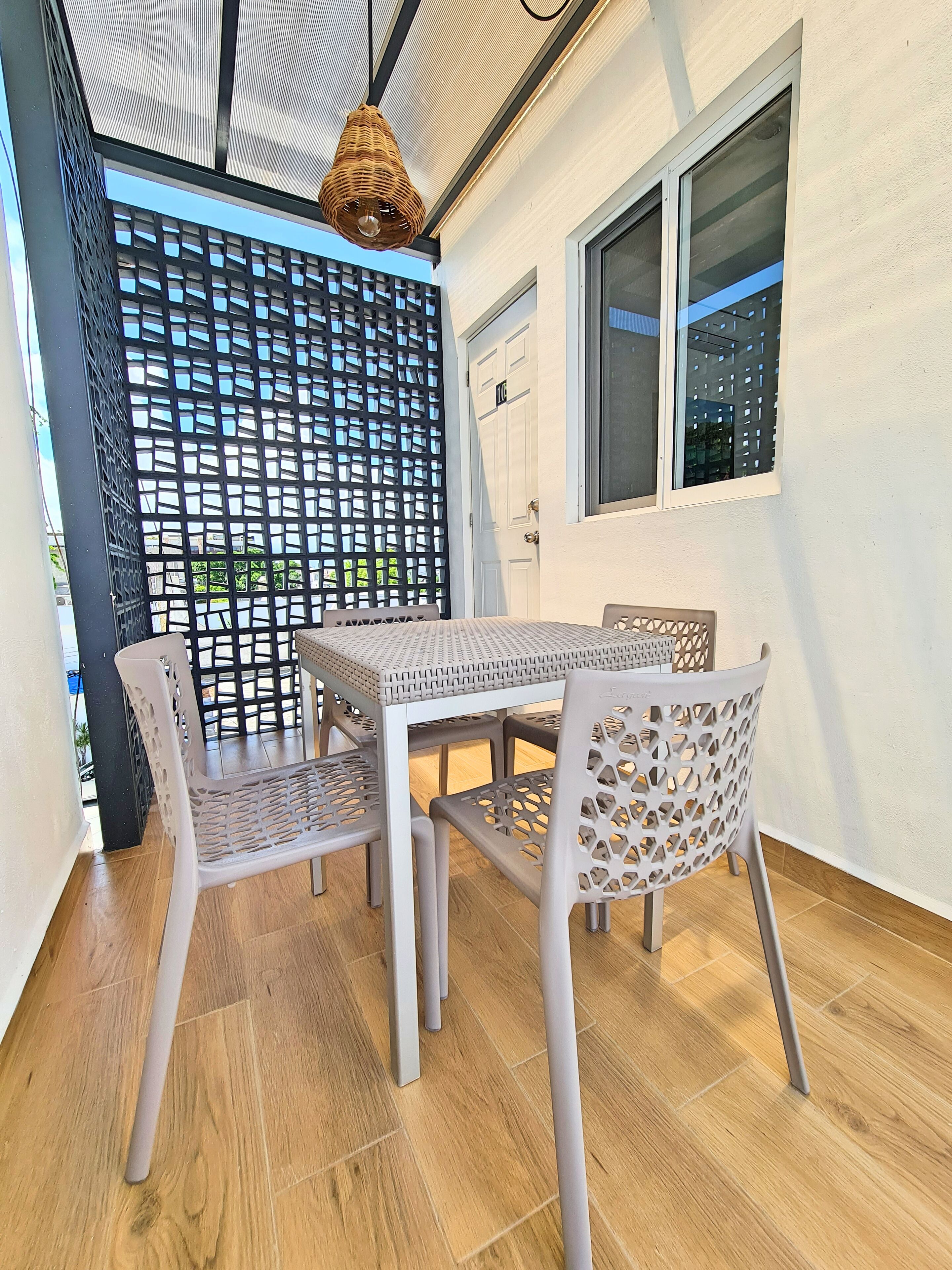Una habitación con una mesa, sillas, una ventana y una puerta.