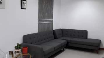 Apartment, 2 Bedrooms, Non Smoking | Living area | 32-inch Smart TV with cable channels, TV