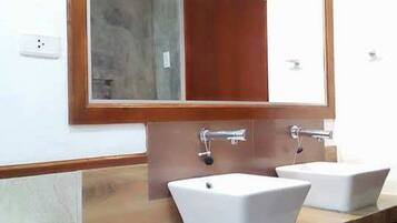 Apartment, 2 Bedrooms, Non Smoking | Bathroom