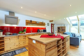 Fridge, microwave, oven, stovetop - Ferienwohnnung Geigelstein, 103 m², 1-6 Personen, 2 Schlafzimmer, Wohnküche, 2 x Du/WC, Balkon, WLAN (Unterwössen)