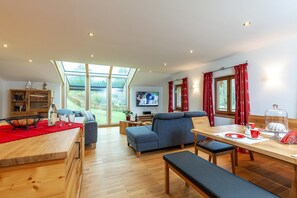 TV - Ferienwohnnung Geigelstein, 103 m², 1-6 Personen, 2 Schlafzimmer, Wohnküche, 2 x Du/WC, Balkon, WLAN (Unterwössen)