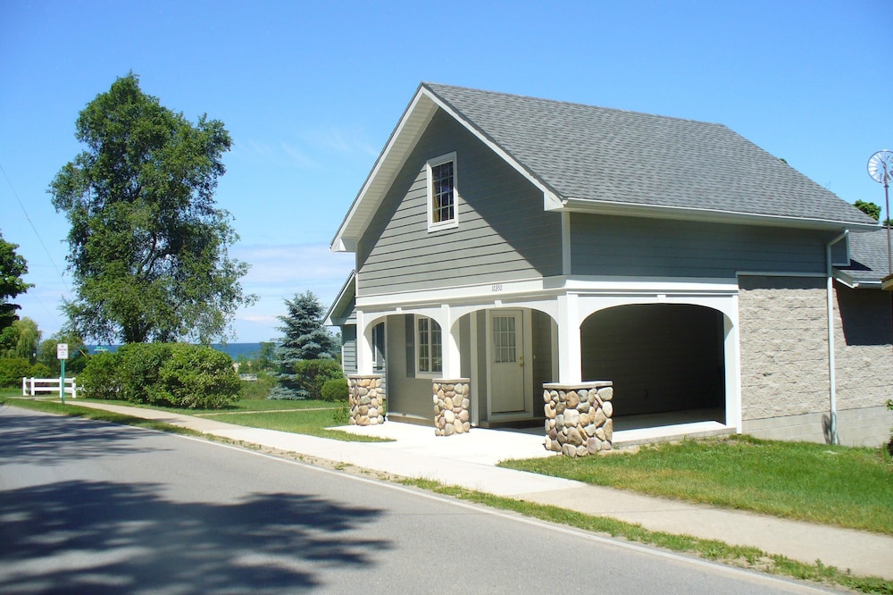 Park Place Guest House (600 feet from Lake Michigan Beach)