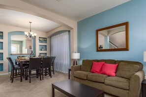 House (6 Bedrooms) | Living room