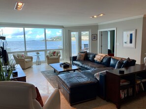 Smart TV, DVD player, books, stereo - The Lighthouse, Unit 2C, Oyster Bay, St. Maarten (Upper Prince's Quarter)