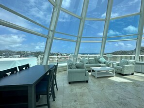 Smart TV, DVD player, books, stereo - The Lighthouse, Unit 2C, Oyster Bay, St. Maarten (Upper Prince's Quarter)