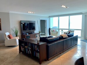 Smart TV, DVD player, books, stereo - The Lighthouse, Unit 2C, Oyster Bay, St. Maarten (Upper Prince's Quarter)
