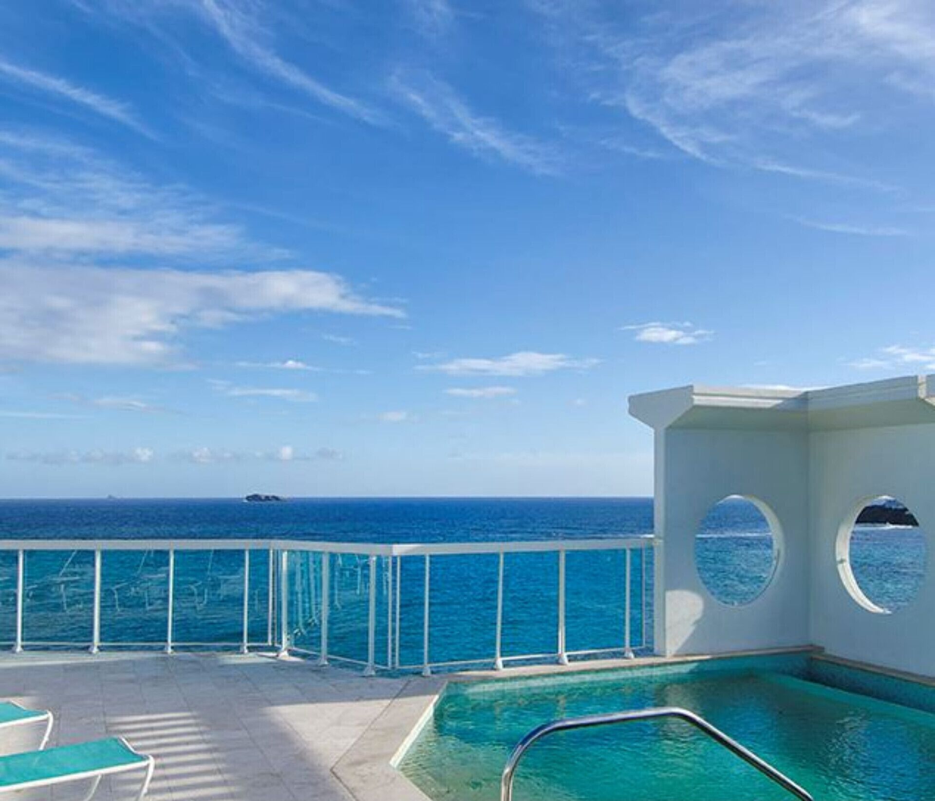 Alberca al aire libre y alberca climatizada