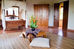 Escritorio, sistema de insonorización, wifi gratis y ropa de cama 