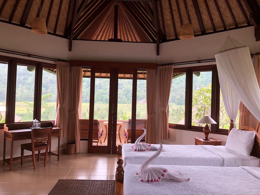 Escritorio, sistema de insonorización, wifi gratis y ropa de cama