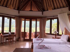 Escritorio, sistema de insonorización, wifi gratis y ropa de cama 