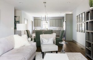 TV, fireplace - Breathe Nashville/Songwriter's 12 South Haven (Nashville)