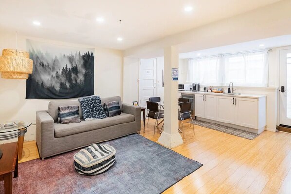 Smart TV, Netflix, books, streaming services