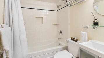 Kombinert dusj/badekar, hårføner, håndklær og såpe