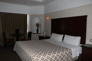 Quarto standard, 1 cama King | Frigobar, cortinas blackout, Wi-Fi de cortesia, roupa de cama