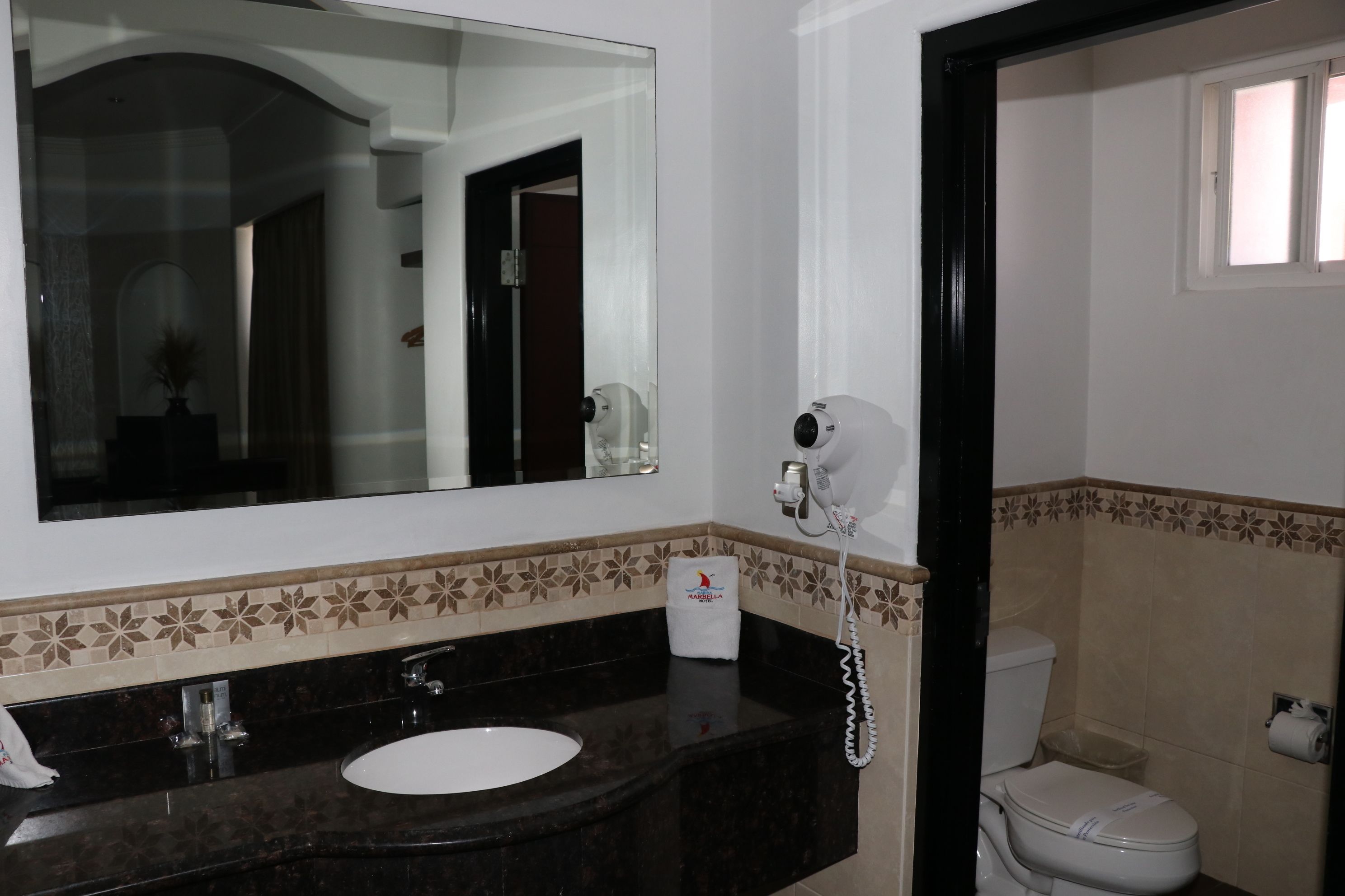 Standard Room, 1 King Bed | Bathroom | Shower, free toiletries, towels