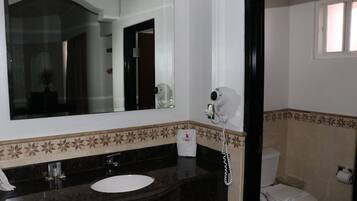 Standard Room, 1 King Bed | Bathroom | Shower, free toiletries, towels