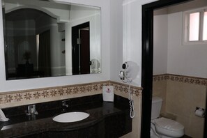 Standard Room, 1 King Bed | Bathroom | Shower, free toiletries, towels - Motel Marbella (Tijuana)