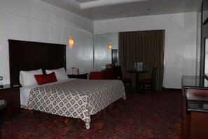 ميني بار وستائر تعتيم وواي فاي مجانًا وملاءات أسرّة