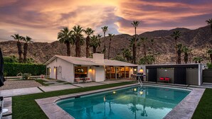 A modern house with a swimming pool, patio, and mountain backdrop. - Mid-Century Modern Gem - Pool Spa Fire Pit w/ Stunning Views in Vista Las Palmas (Palm Springs)