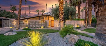 Mid-Century Modern Gem - Pool Spa Fire Pit w/ Stunning Views in Vista Las Palmas