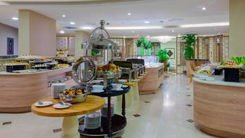 Dagelijks ontbijtbuffet (SAR 35 per persoon)