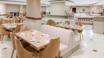 Colazione a buffet, servita tutte le mattine (35 SAR a persona)