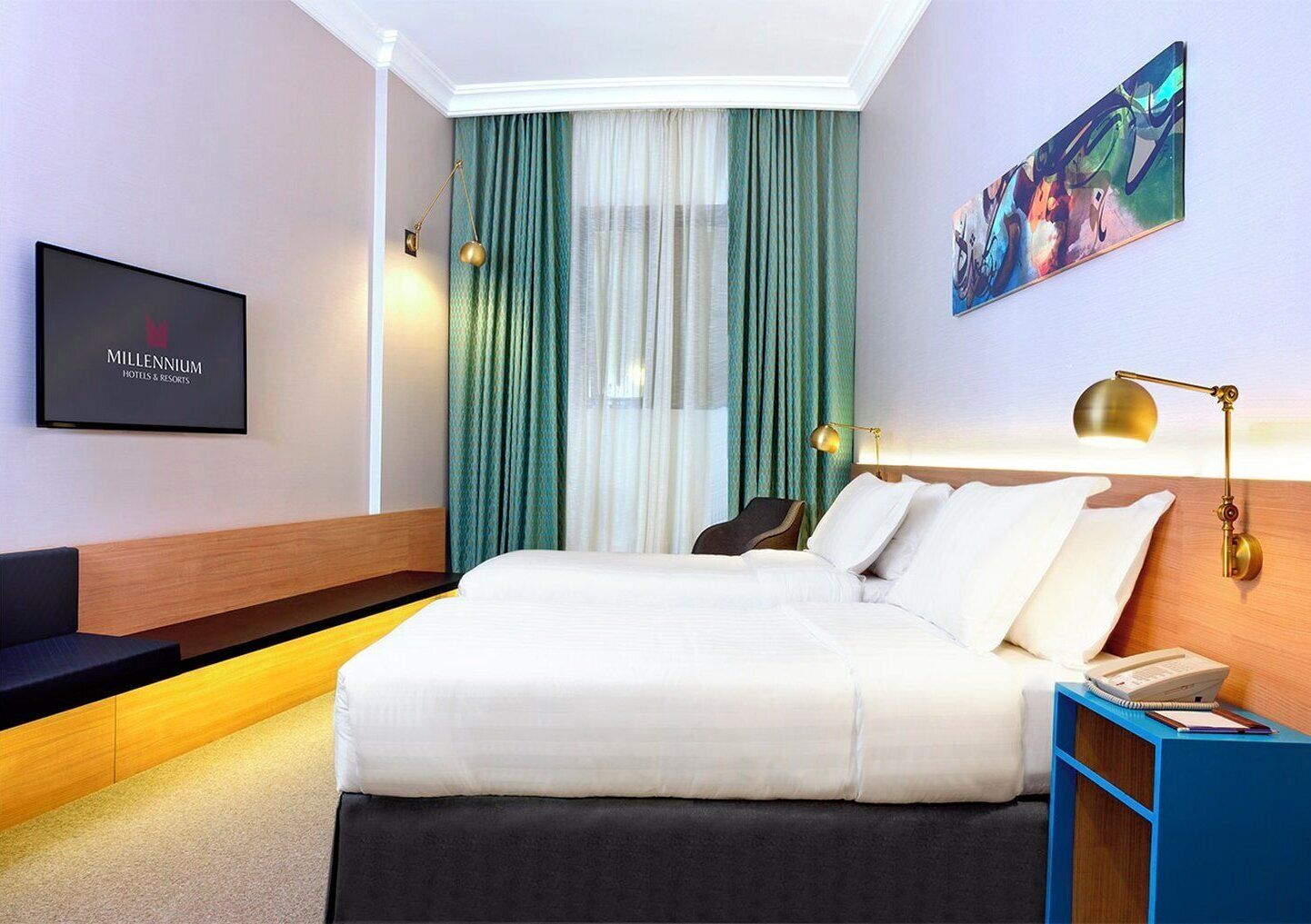 Une chambre d’hôtel avec un lit, une télévision, un bureau avec un téléphone et un tableau au mur.