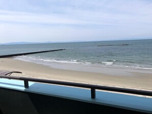 A beach with a clear view of the ocean and distant mountains. - Guesthouse Hamachaya (Minamichita)
