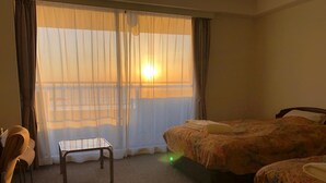 Una habitación de hotel con una cama, una mesita y una silla.